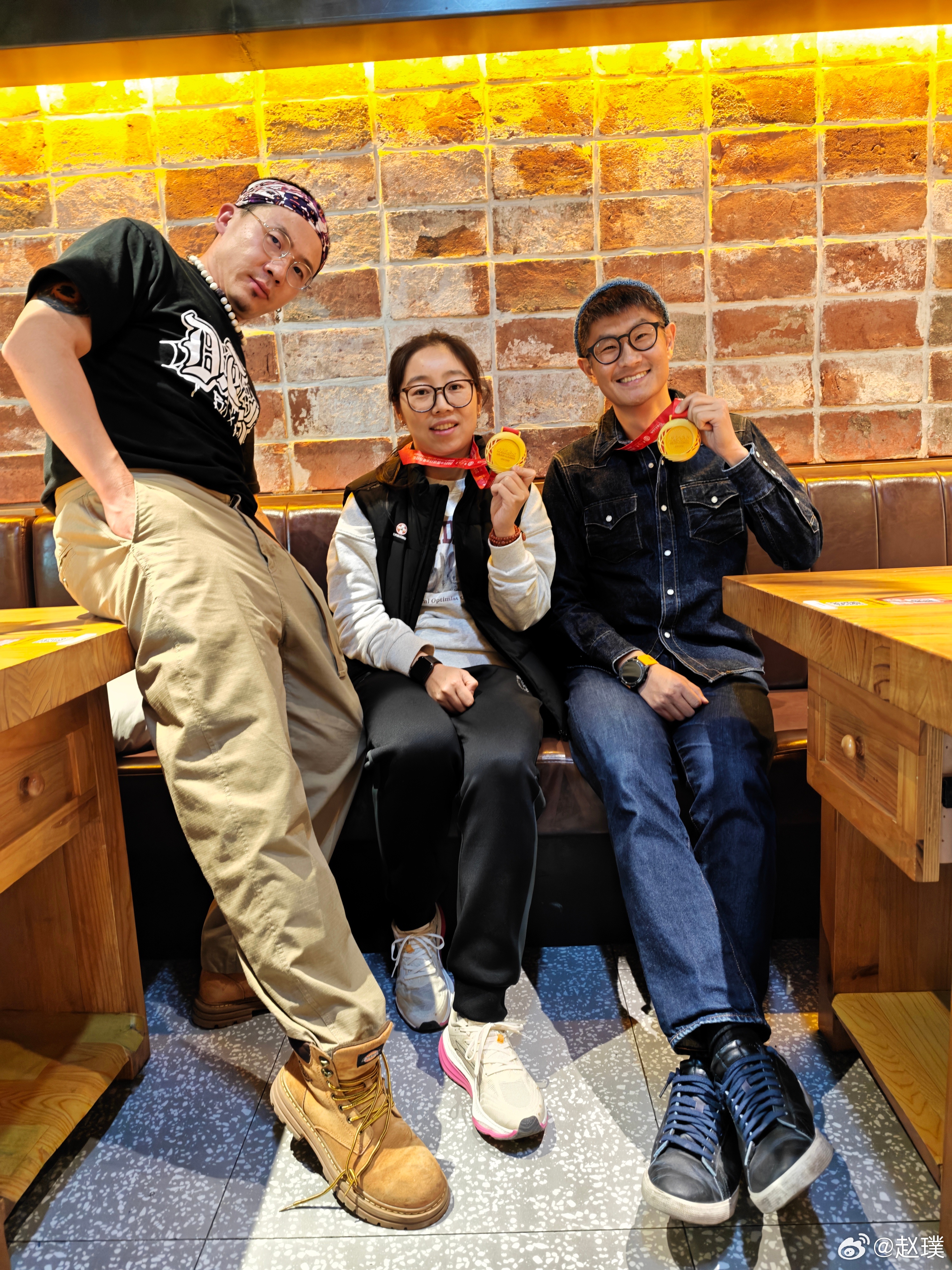 补上了和兜兜每年一张的北马完赛合影，还有前303厉害选手的乱入，以及没跑但腿疼选