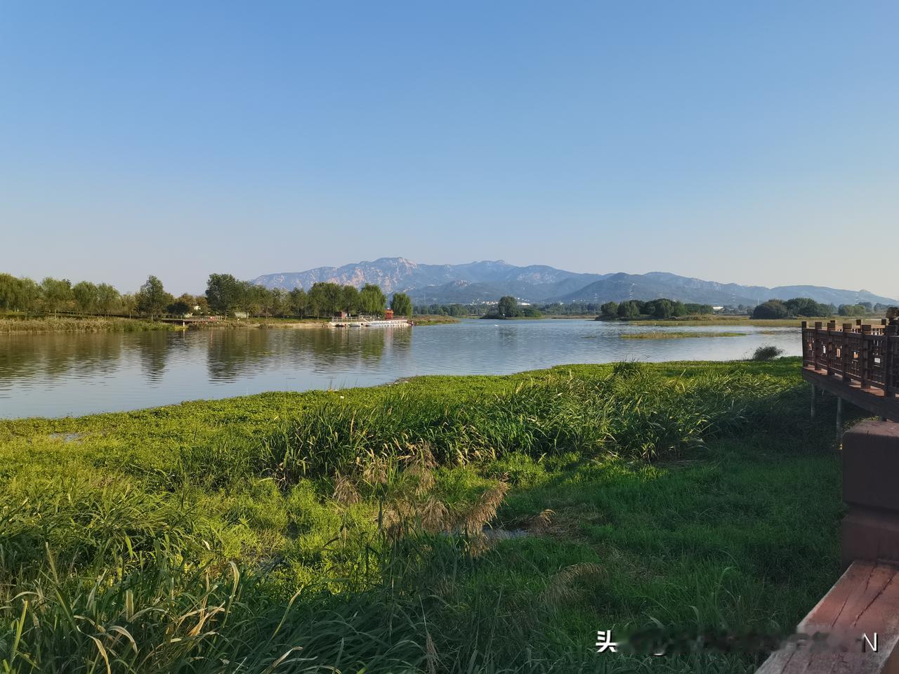 唯一由东向西流的大汶河！前两幅图片为大汶河上仿古建筑，后两幅远眺徂徕山！
