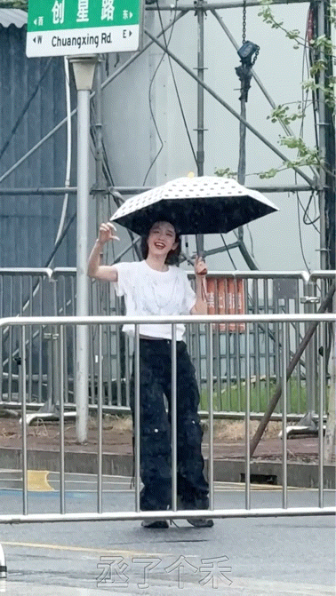 饭撒十级玩家唐艺昕，宠粉无边界，大爷都懵了唐艺昕饭撒撒到路过大爷乘风2026