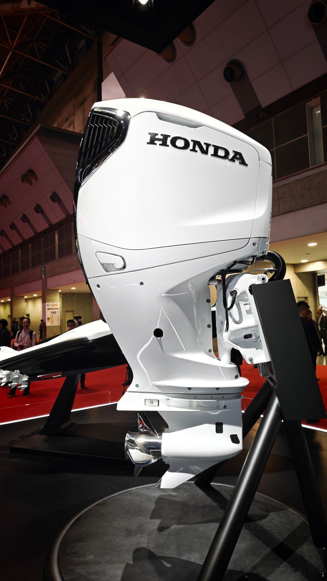 本田这大V8 350船用发动机可太帅了！真男人开V8，那开三个V8是什么人？ ​