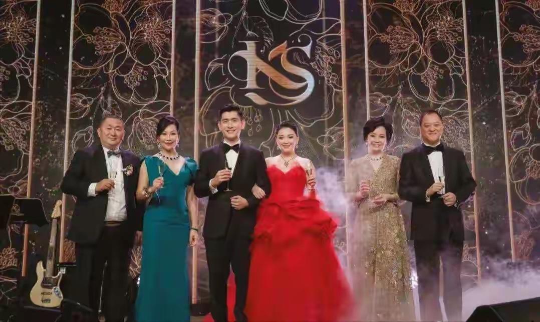 富力地产创立人和董事长李思廉女儿大婚时幸福满满的全家福，一家人颜值都高

新娘妈