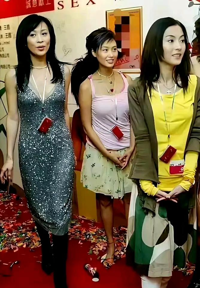 她们穿搭随意，表情也随意，可一点也不影响她们的美。那时的明星颜值经得起考验，张柏