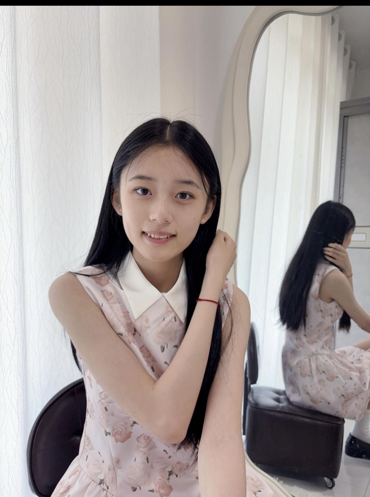 少女心满满，粉色连衣裙，甜美笑容，镜子里的倒影，温馨的氛围。