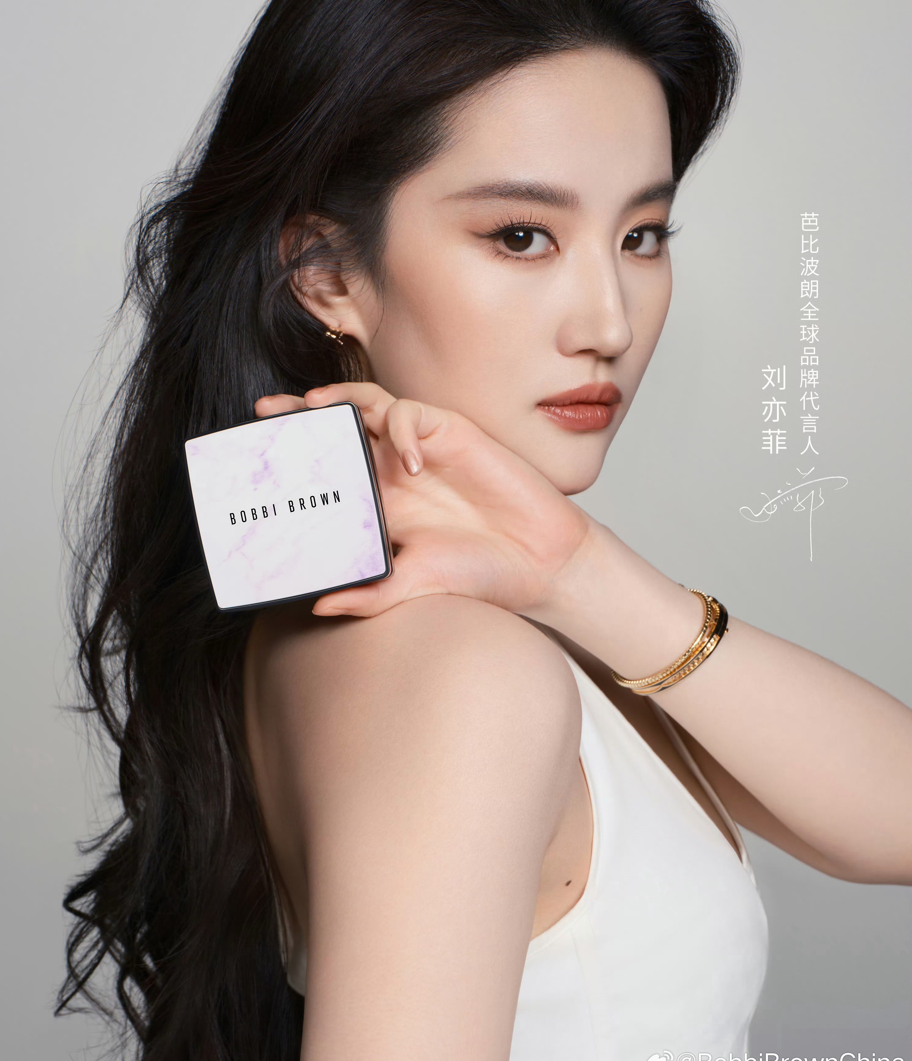 宝格丽就这样缠在刘亦菲身边