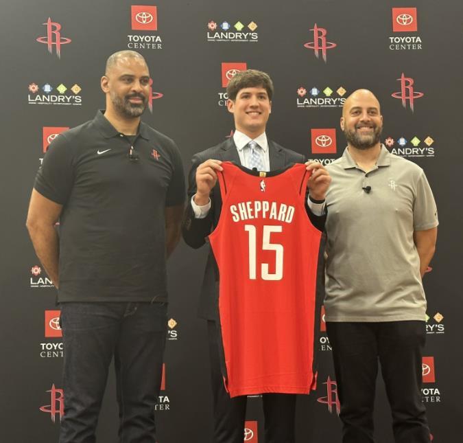 单看数据，火箭队的新人后卫谢泼德技能全面，虽然有的时候他的三分投篮命中率不佳，有