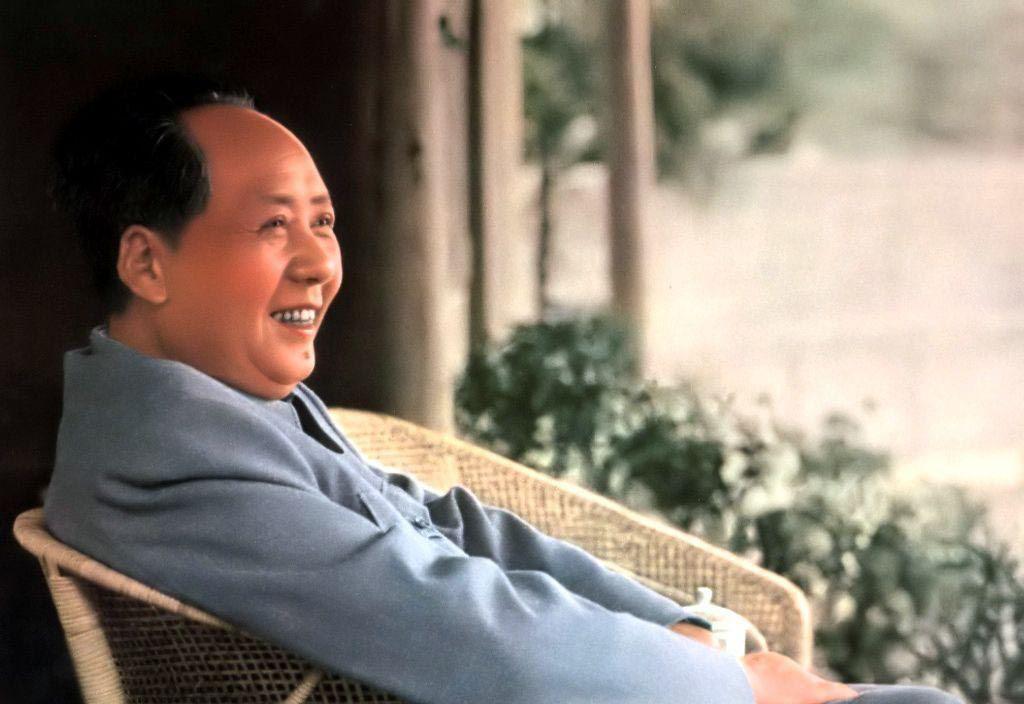 “不但要有更多的飞机和大炮，而且还要有原子弹。在今天的世界上，我们要不受人家欺负