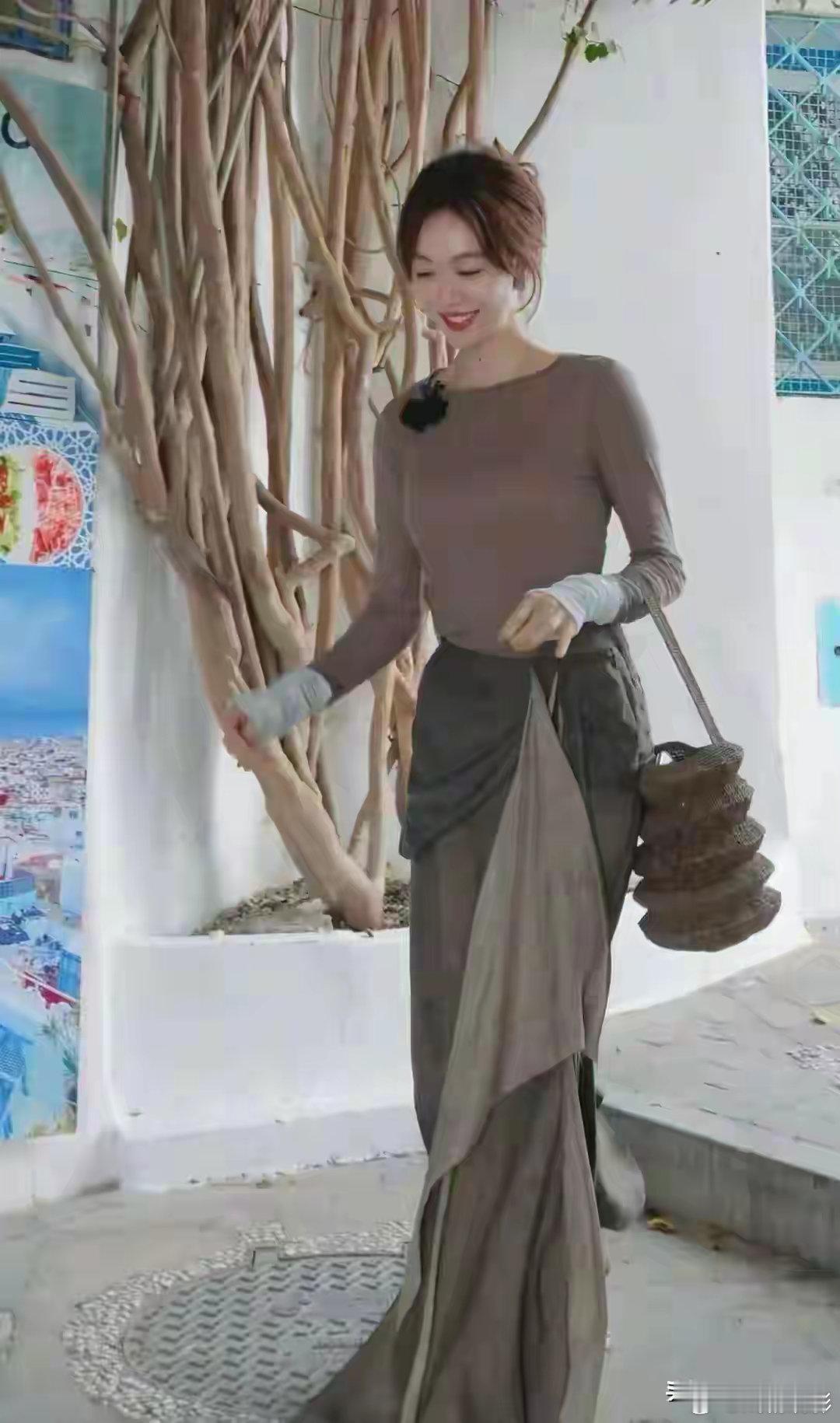 姜妍穿半裙摇曳生姿，腰臀比绝美到犯规，走路自带氛围感姜妍真的是内娱被严重低估的身