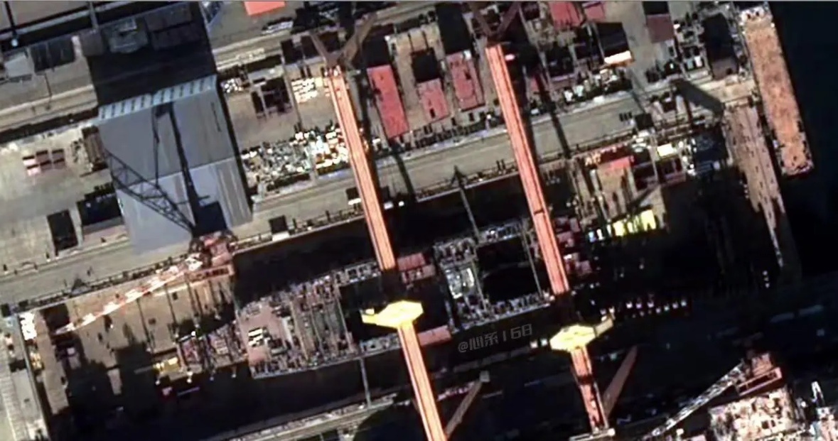 一天一个样，这图算清晰的了，旁边两艘是LNG船 