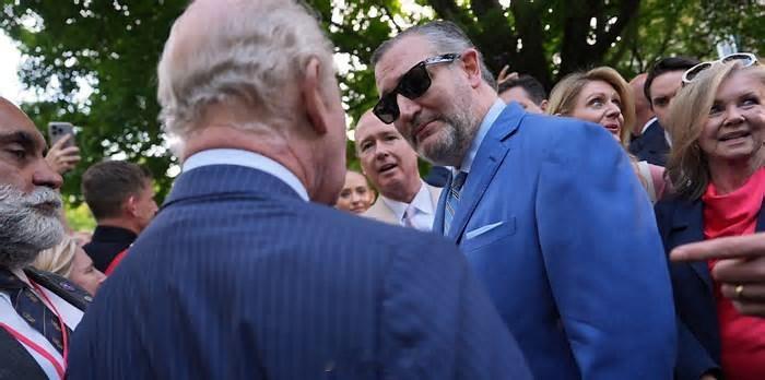 说美国人粗鲁没有礼貌从科鲁兹参议员的表现上可以看出来。网图 