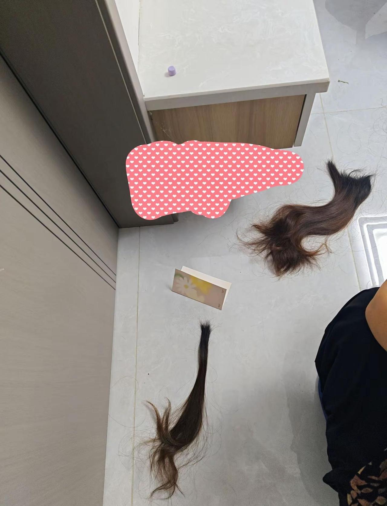 我剪掉了从认识你到现在留了4年的长发，还要忘记那个曾对我承诺一辈子都不会让我受一