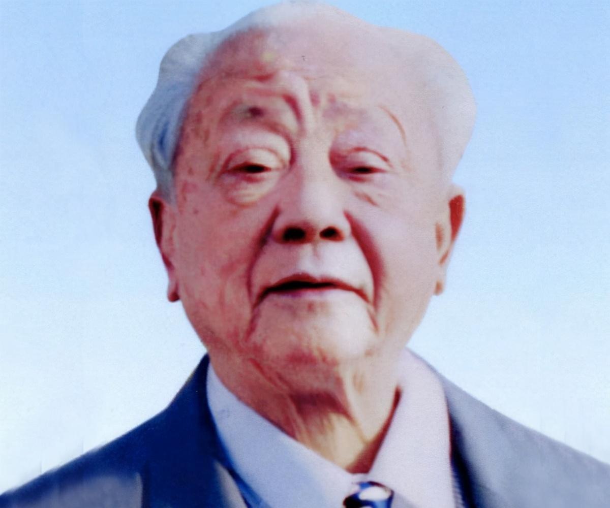 他曾经担任毛主席秘书，之后又成为周总理身边的重要助手，陪伴并辅佐总理工作整整四十