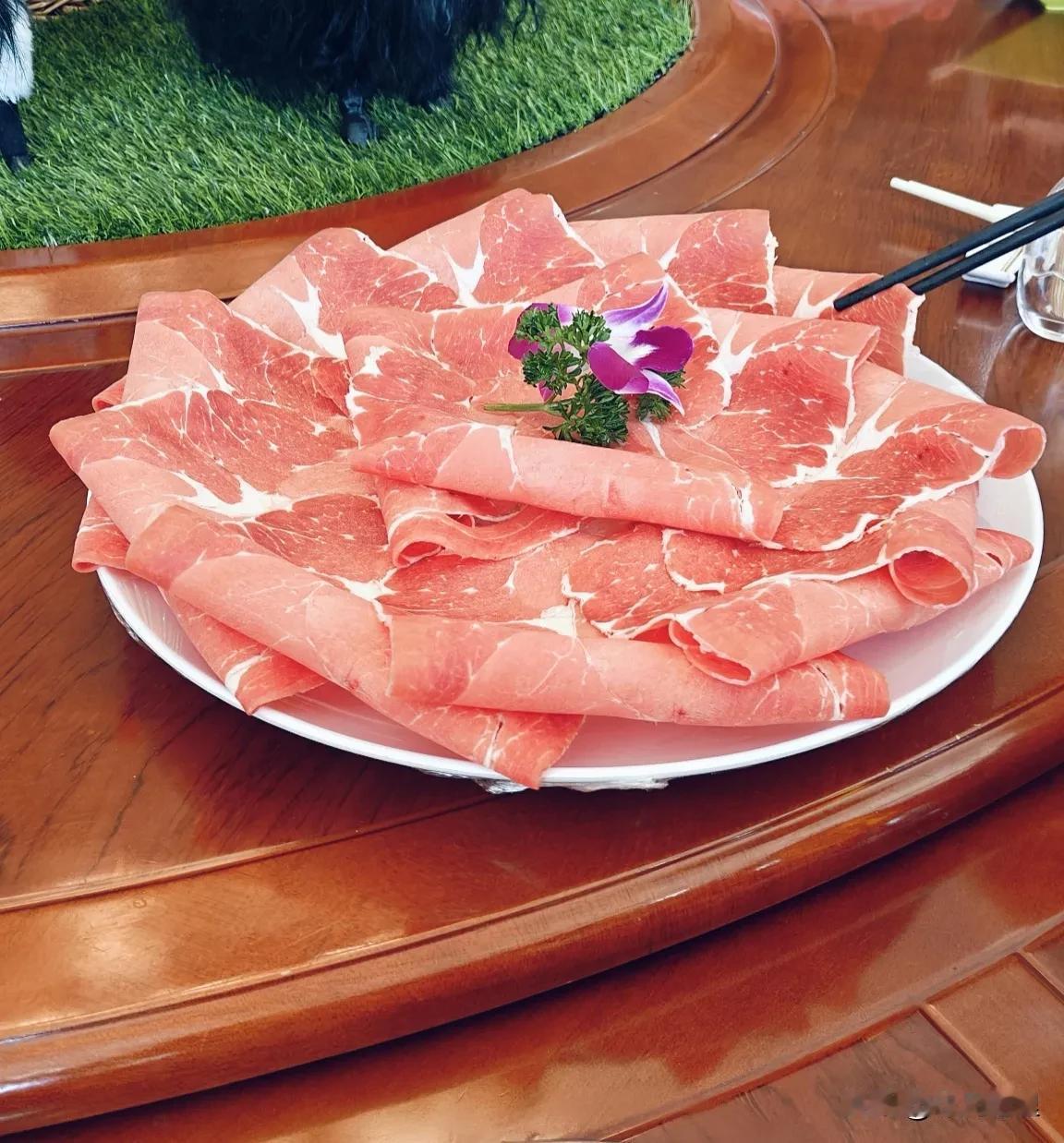 没想到在牛羊遍地的西北地区，牛羊肉竟然也这么贵[捂脸]想实现牛羊肉自由也没那么简