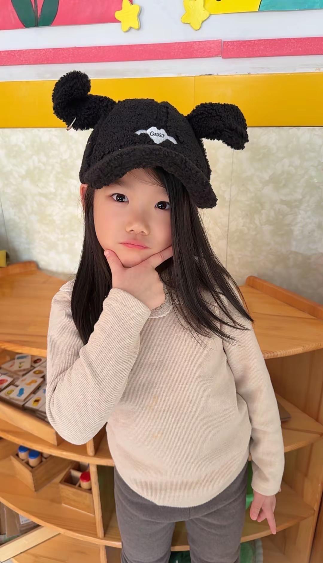 别再说孩子追星没用了。
我儿子戴上那顶GOST帽子，模仿小鬼王琳凯的姿势。
他眼