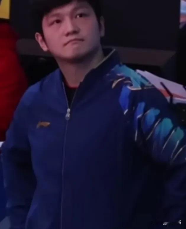 如果不是球迷，谁能看到樊振东乒超决赛，上场前会是这个状态！他没有热身，而是站在那
