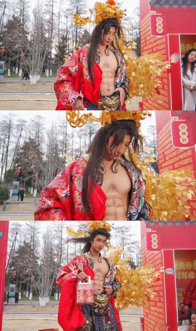 武汉灯会偶遇高颜值财神天团这届财神颜值也太卷了吧 武汉灯会的财神天团让人挪不开眼