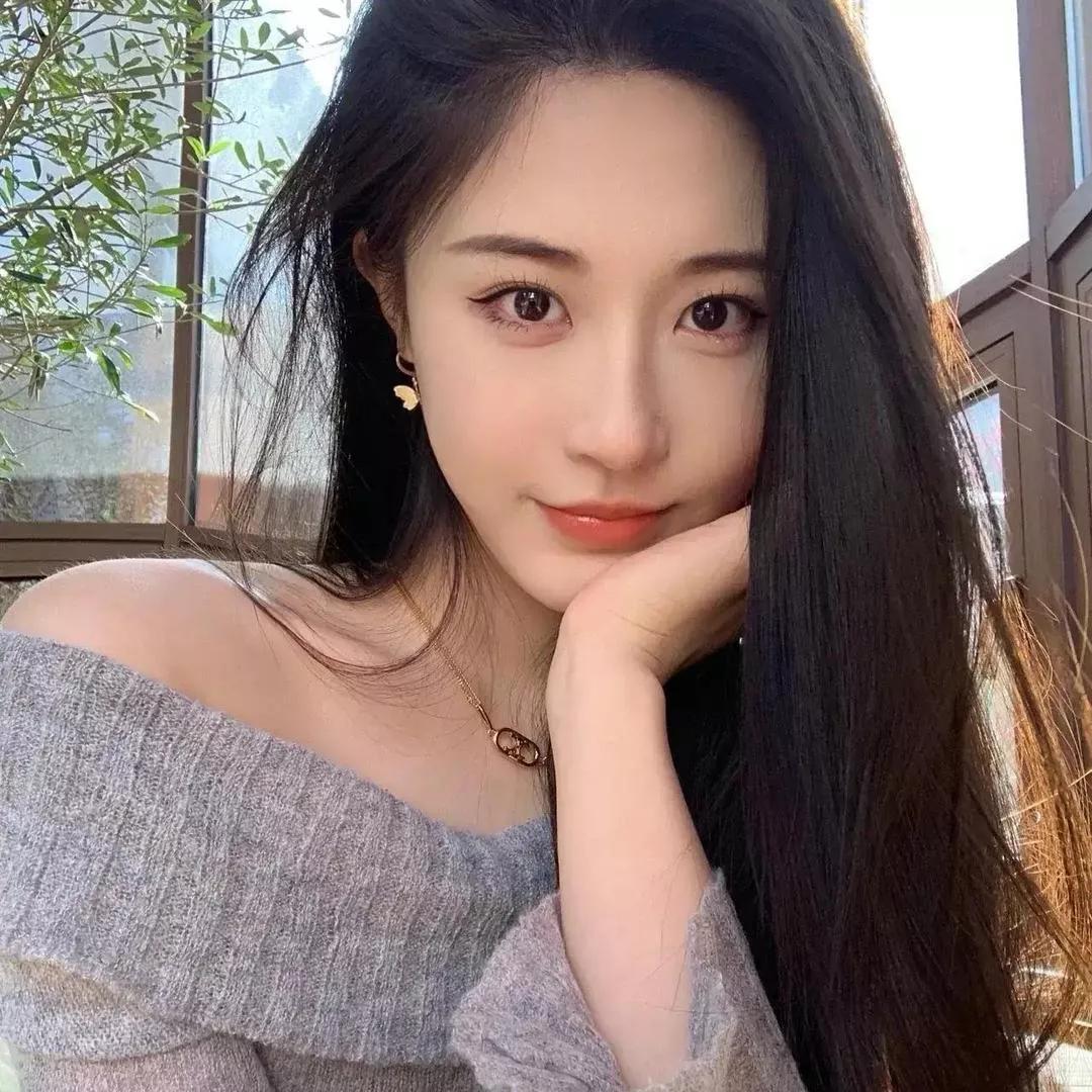 温柔优雅的少女，窗边静谧时光。温柔美少女 秋日少女照 温柔少女 窗边静谧写真 温