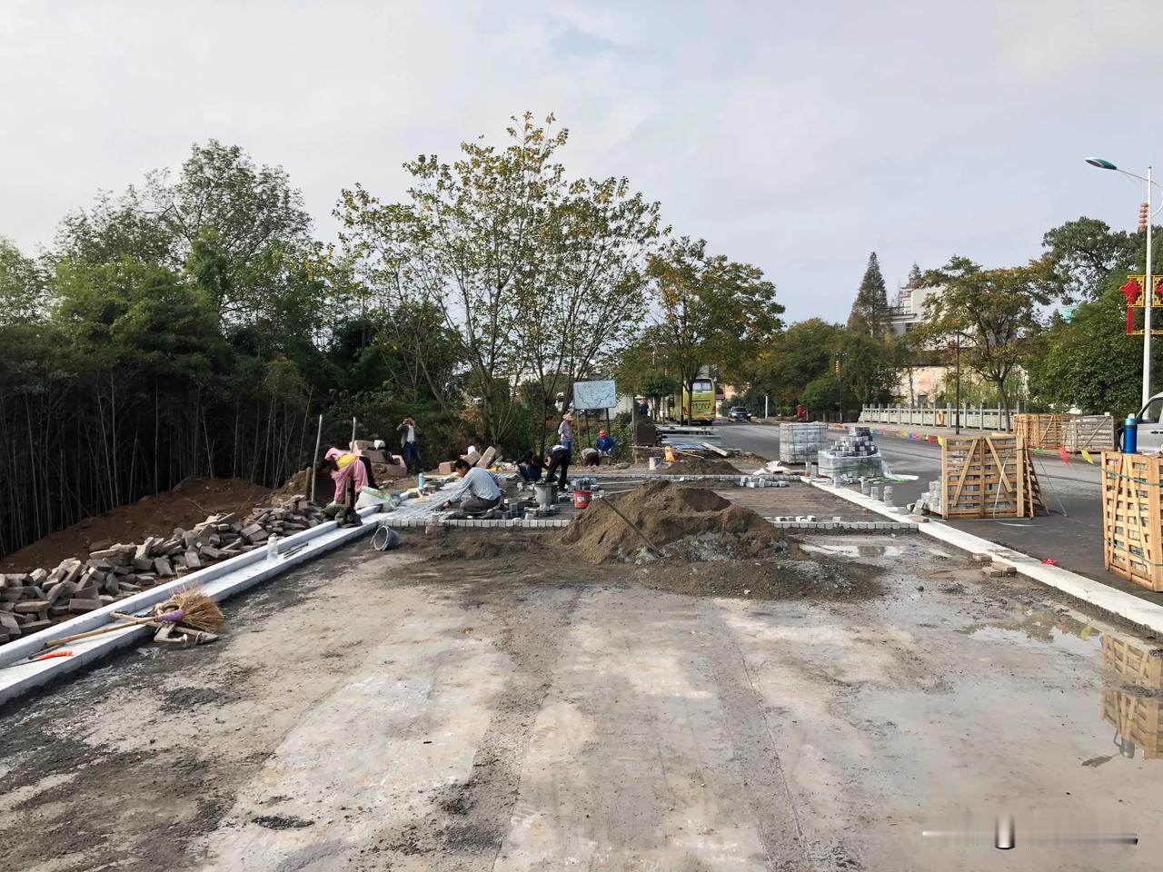 一个朋友是专门干项目的，就是200万以下的工程项目。大的项目朋友说没有那么多钱垫