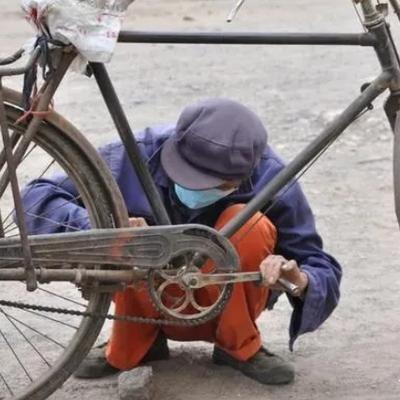 青海，一大爷出门买味精，顺便借了邻居的自行车，不料自行车的刹车失灵，大爷下坡路上