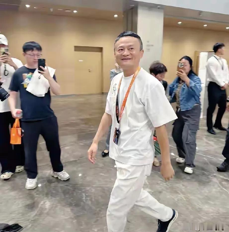 炸裂！61岁马云惊艳亮相深圳外贸峰会，一现身就成全场焦点！
       他步伐