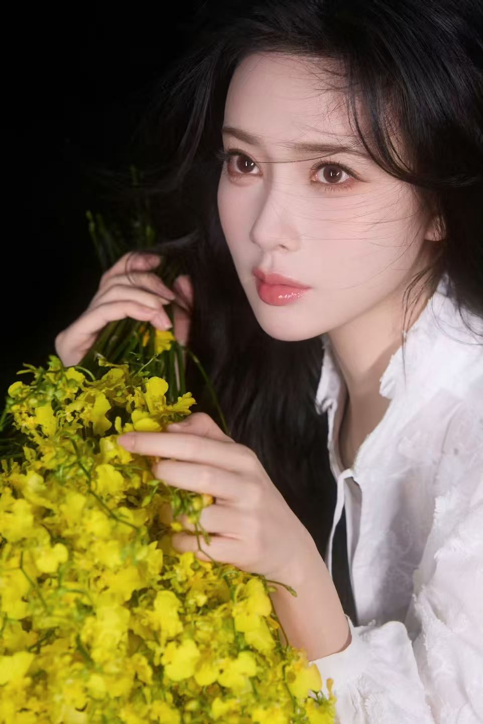 孟子义在海口收集夏天孟子义捧花照孟子义在海口收集夏天，扑面而来的香气哇！ 