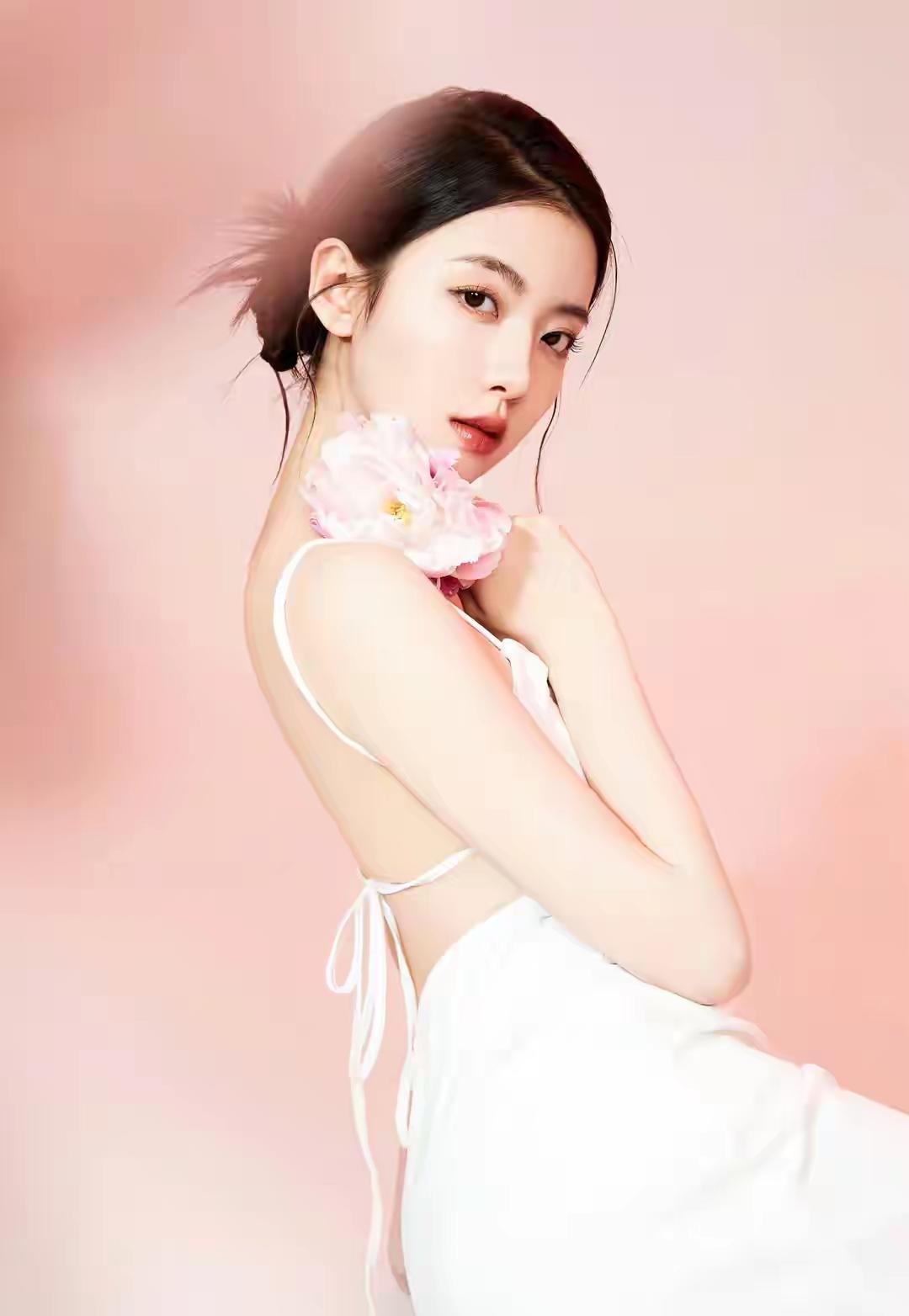 何子怡是中国内地影视明星，小家碧玉肤白貌美大长腿的女孩子，2001年出生，未来可