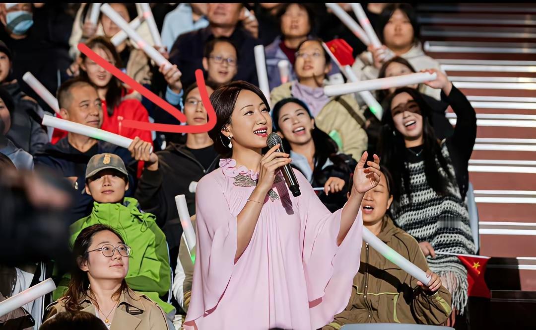 杨钰莹，你这“甜歌皇后”的封号真是焊在身上了！
 
54岁年纪，在中秋晚会上一开