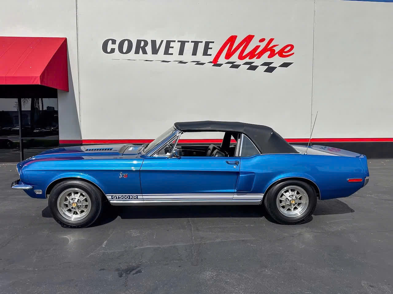 福特野马   一台1968款福特谢尔比野马GT500KR敞篷版在Bring a 