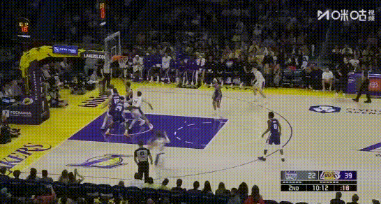 湖人这谁？半节4次不退防！
图1：失误不退防；图2：要球队友未给生气不退防；图3