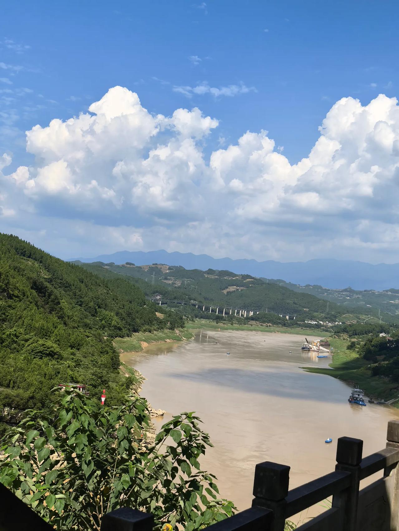 重庆夏天的宫崎骏云确实很常见，感觉就像走进了动漫世界。我每次抬头，都能看到那如棉