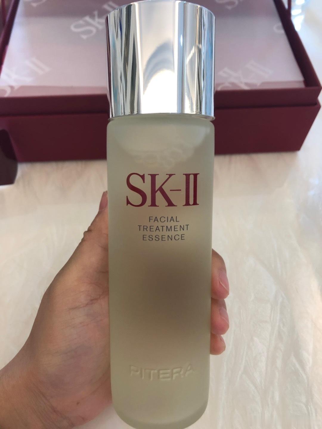 救命好神奇，用了两个多月（大概）的sk2神仙水，本大油皮今早睡醒竟觉得皮肤有一点