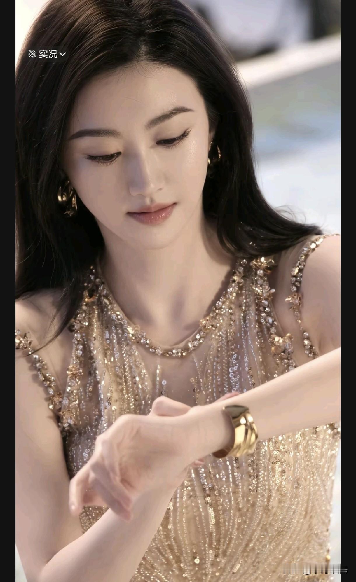 景甜简直太美了！拥有公认的“人间富贵花”长相，标准的杏眼，眼型漂亮，卧蚕饱满。鼻