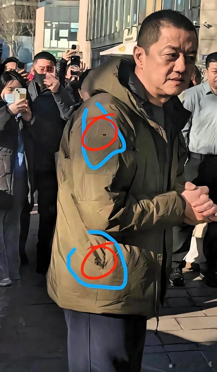 知道真相后，
才懂这破洞比奢侈品还金贵！

刷到李亚鹏的活动照，我跟同事一样满脸