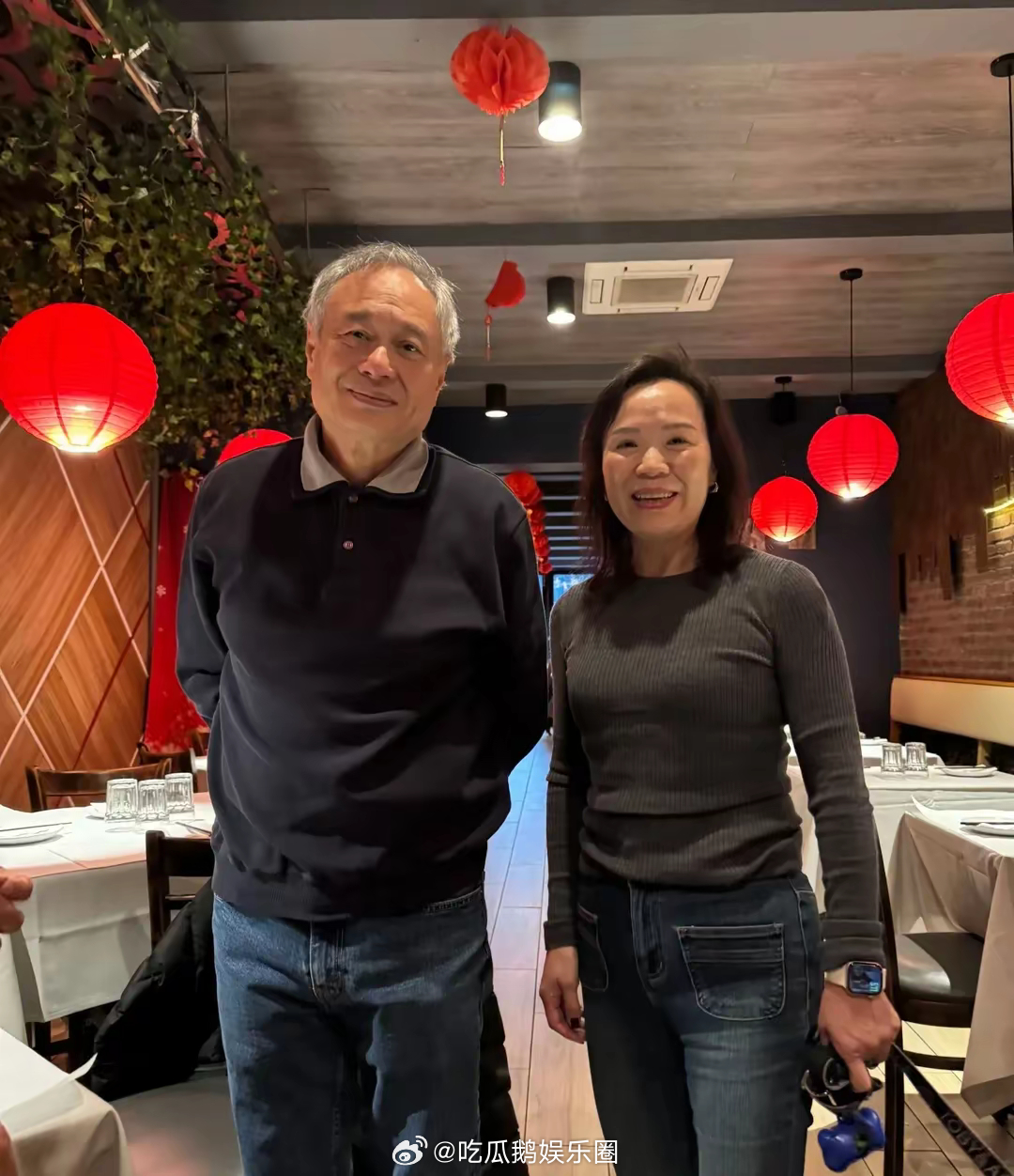 70岁李安在纽约被偶遇，白发苍苍秃头严重，腰背佝偻，苍老了好多！！！ ​​​