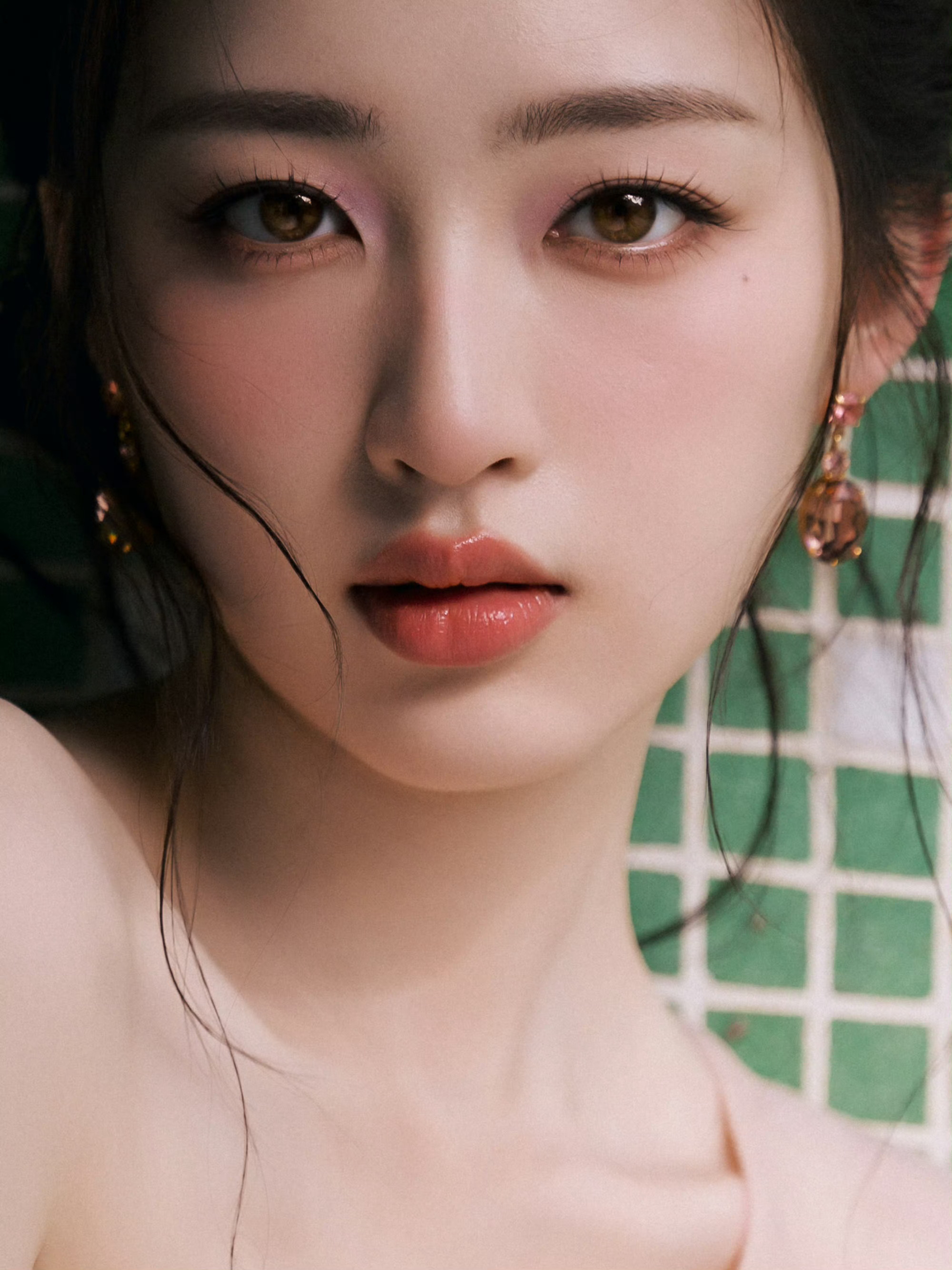 一直以为邓恩熙拍戏带美瞳 没想到她的眼睛本来就是琥珀色的 
