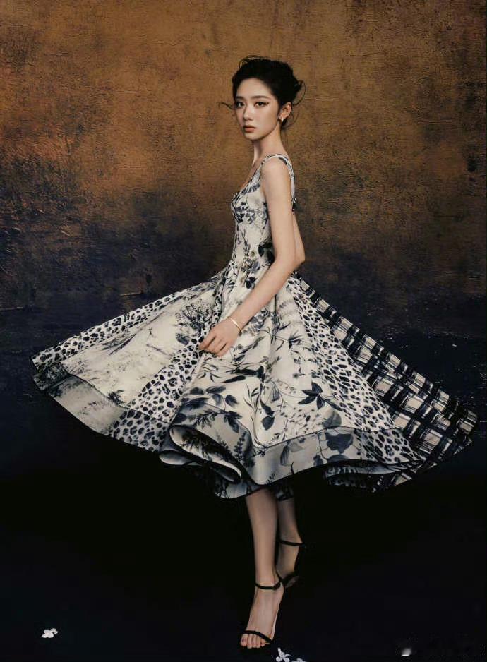 王影璐微博之夜出图，她适合走少女风，这个显老 