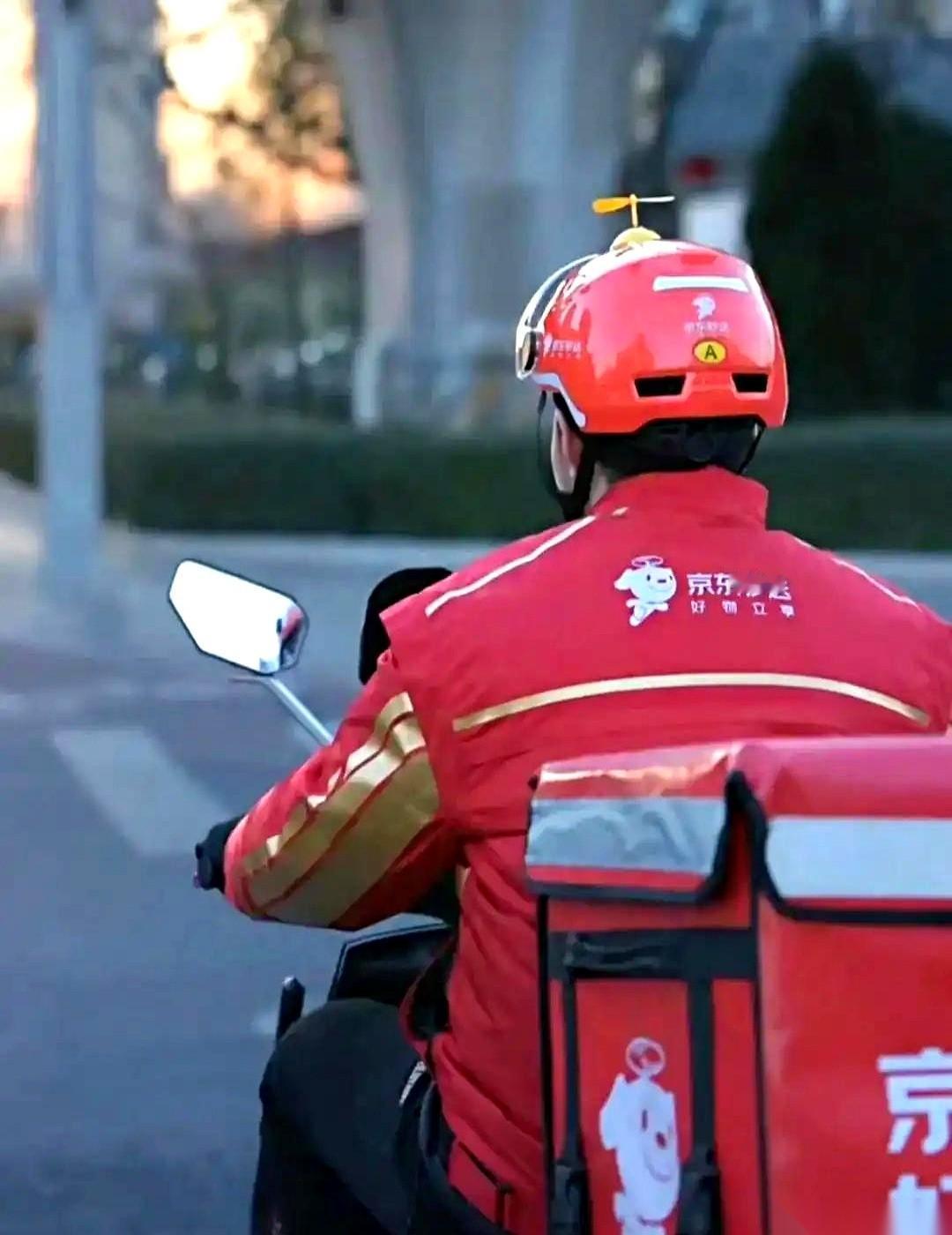 好家伙，3个待取，10个已取餐！
就今天中午，一个京东小哥，就杵在一家店的取餐口