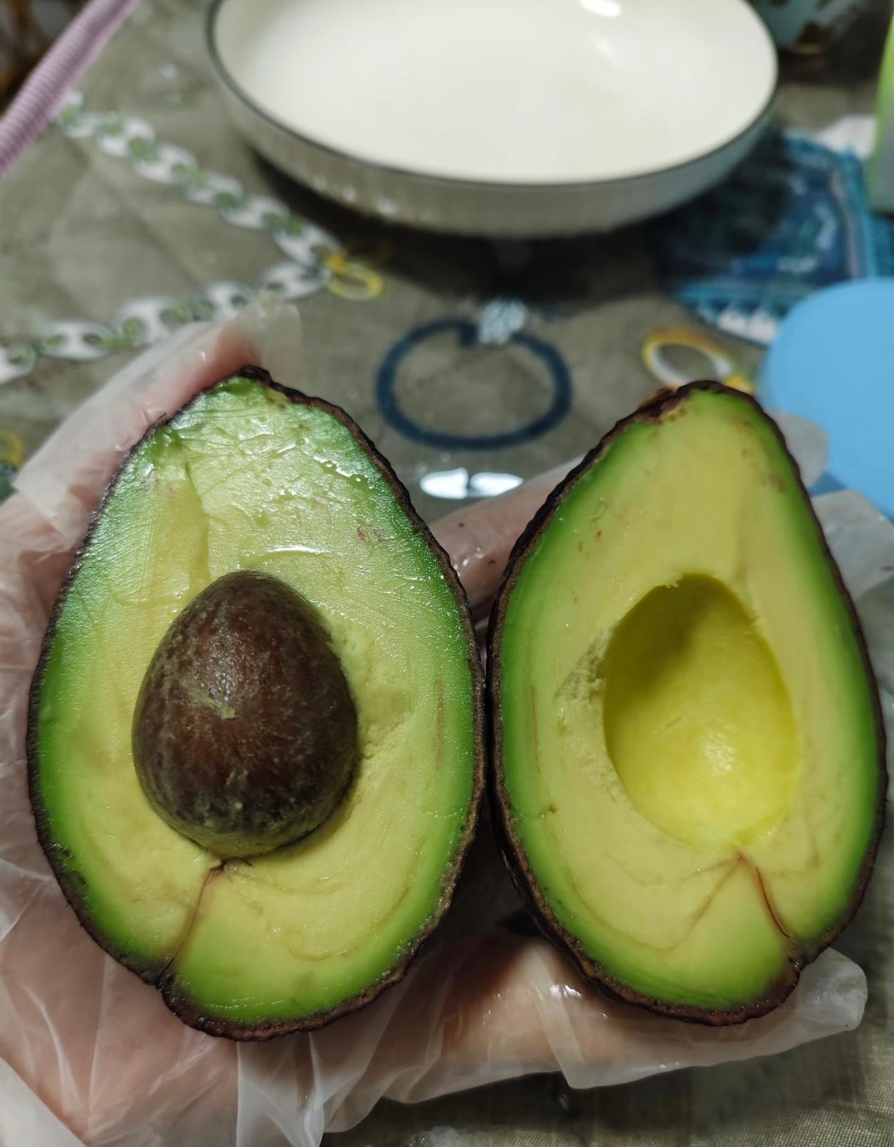 很火但难吃的水果那必须是牛油果了，食之无语弃之可惜，没有一点味道