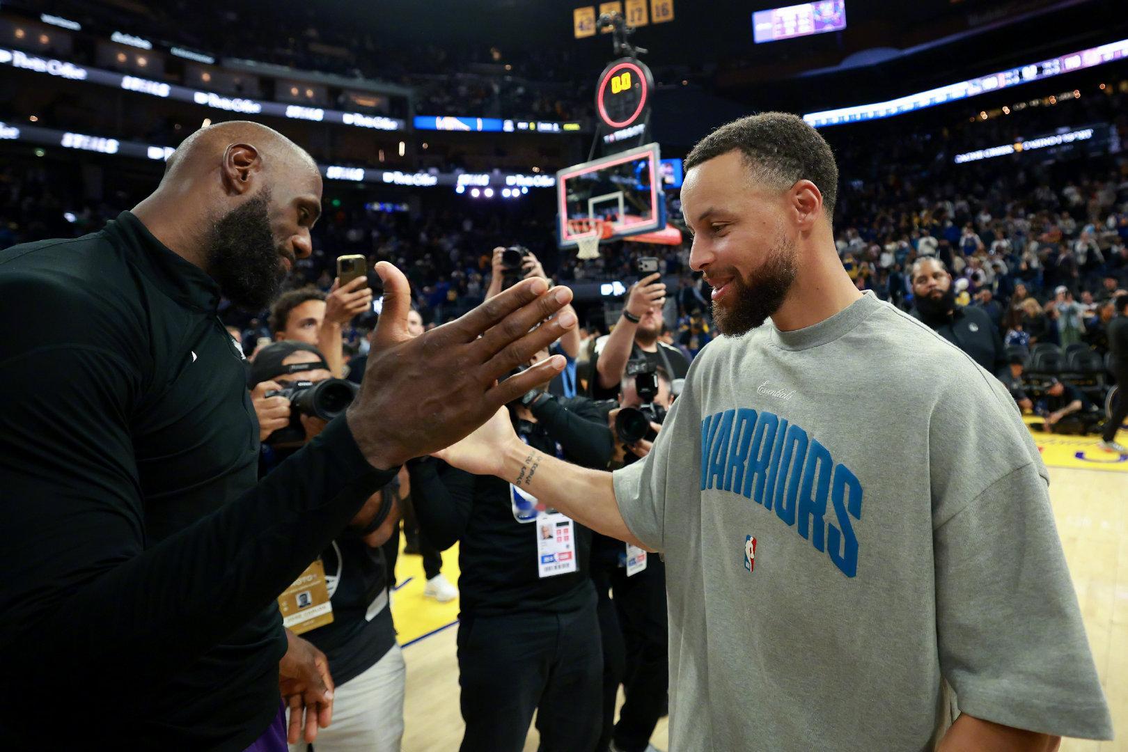 库里🤝詹姆斯湖人vs勇士