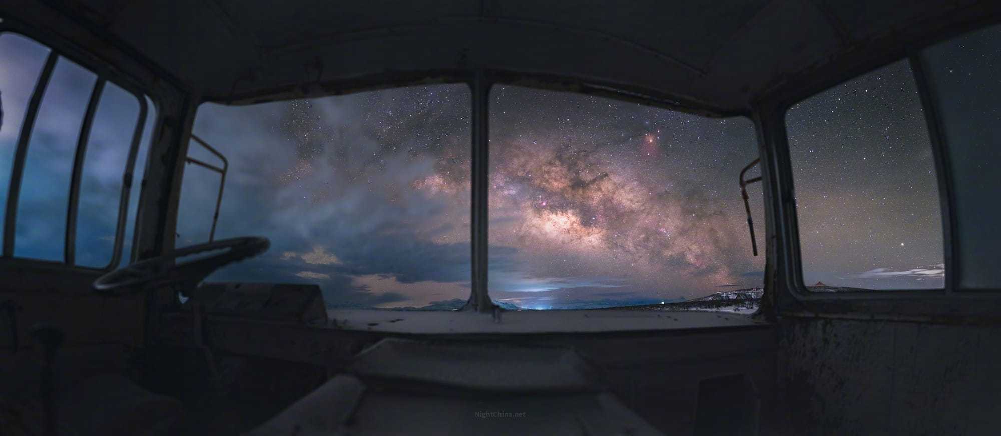 遗落在川西雪原上的旧车，不知停在这里等了多少个春秋。锈迹斑斑的窗框，成了银河最意