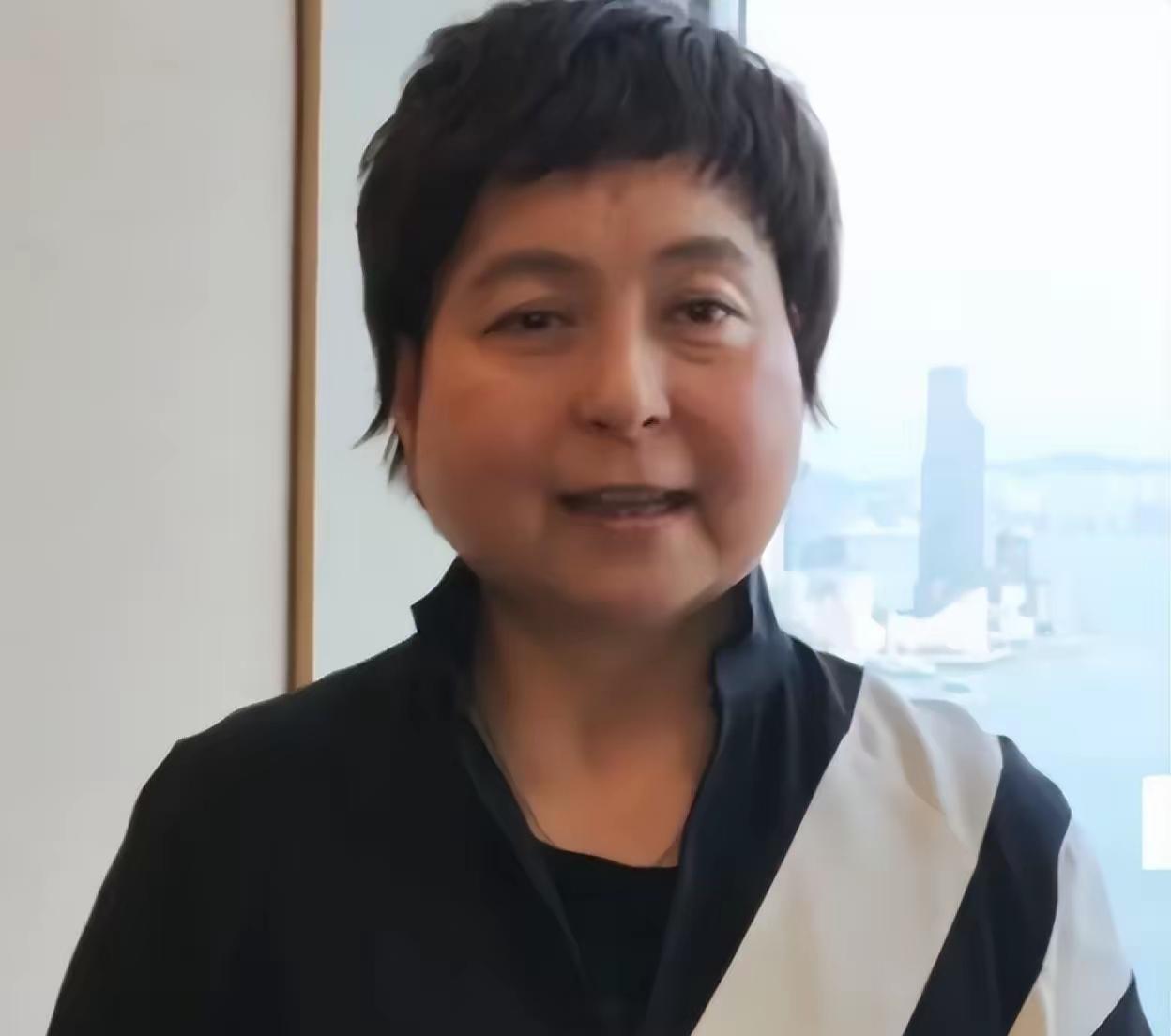 何超琼三妹何超蕸被曝因为乳腺癌困扰多年不治离世，年仅60岁，最后露面显得非常疲惫