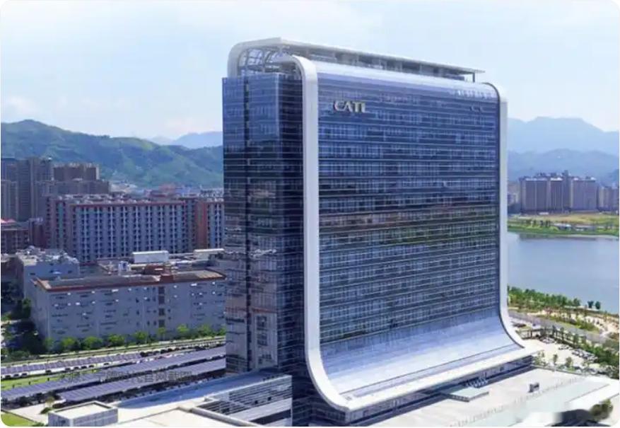 宁德时代又跌了3.44%，继续刷新年内新低。宁德时代的股东过去几年日子过的太安逸