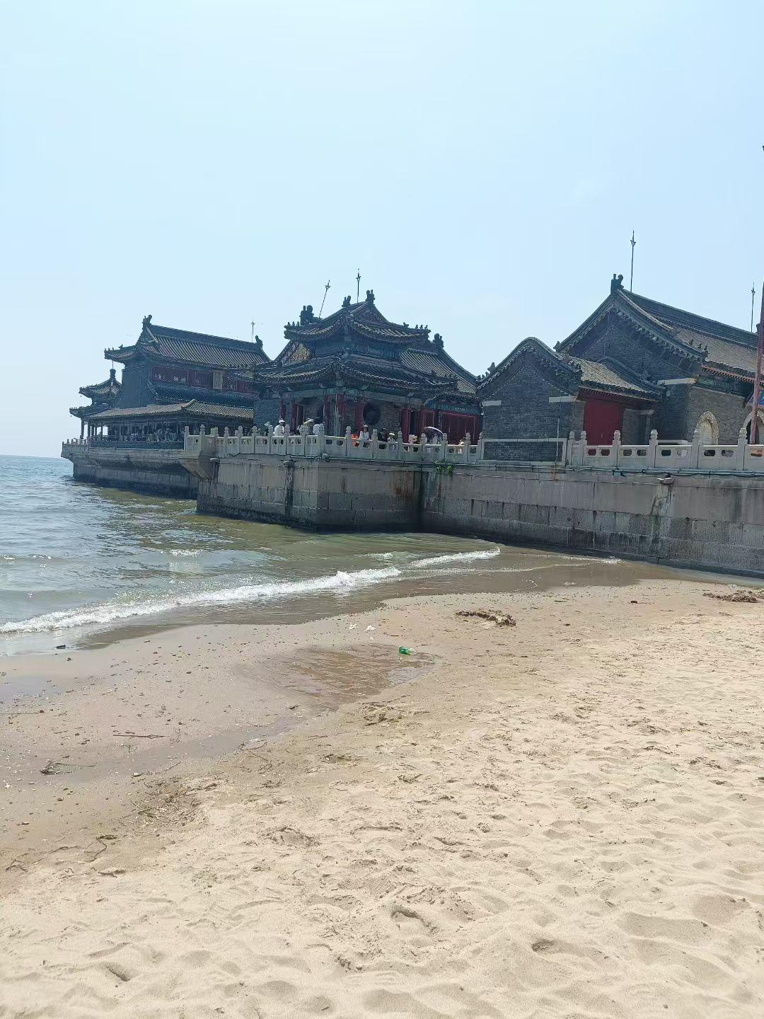 俗话说得好，沙滩上不能建高楼，但是，到了山海关老龙头，看到海上长城，或许会改变你