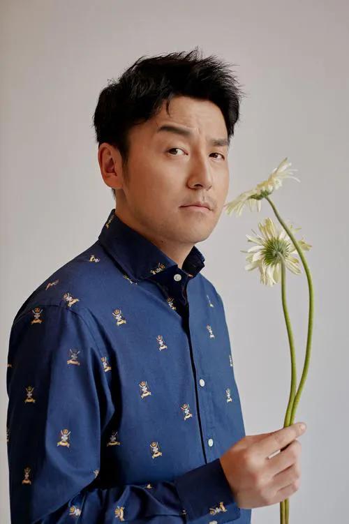 演员，雷佳音说，吕晓禾老师是我的恩人，我当时辍学了，然后沈阳一个艺校招模特儿，我