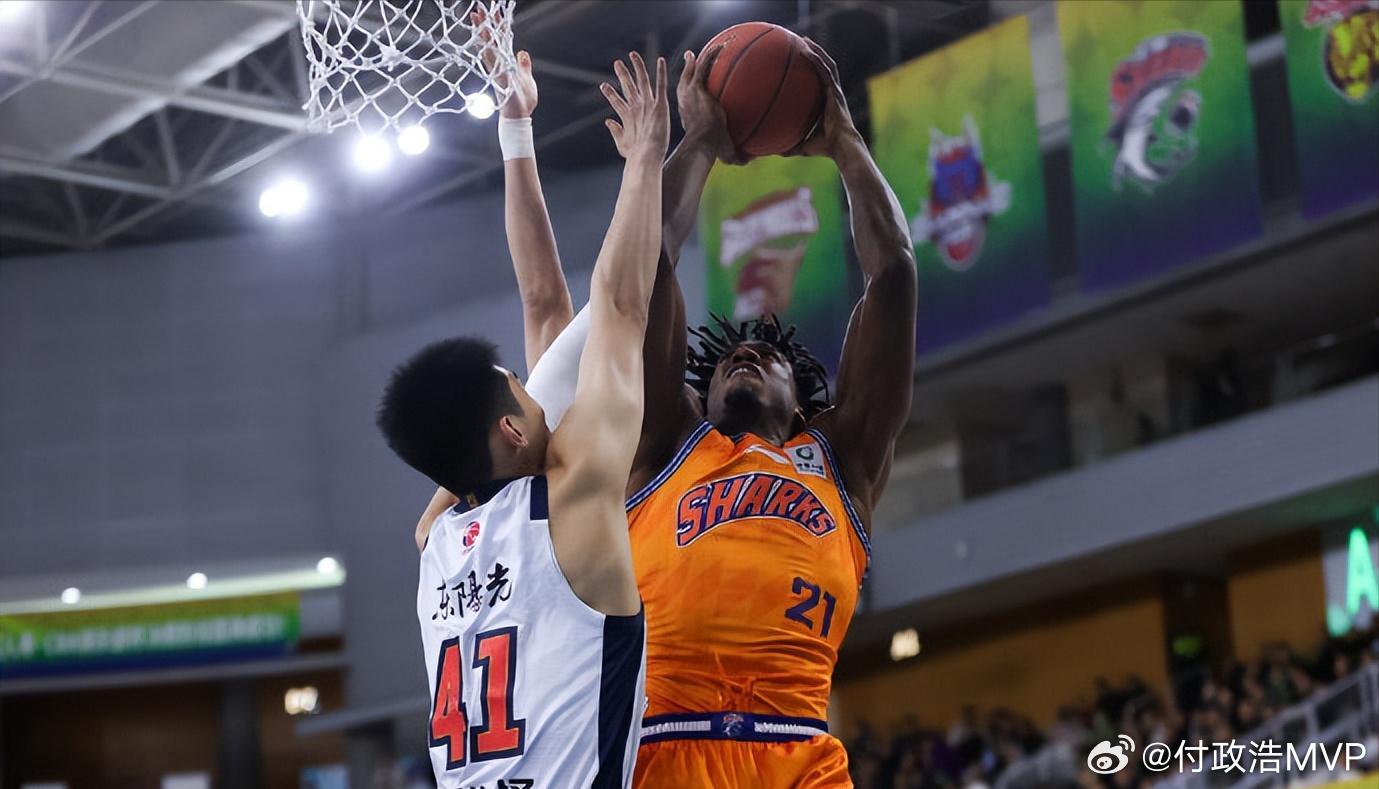 篮板惨不忍睹。第四节还剩6分钟时，“白边”怀特塞德一个人24个篮板，而广东宏远男