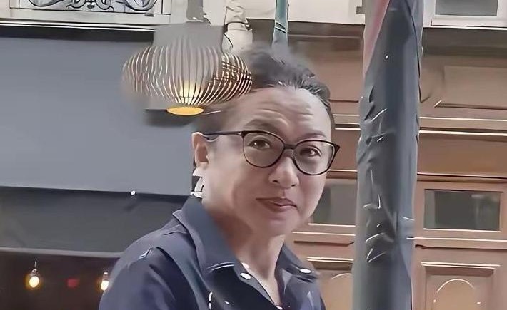 金星定居法国被偶遇，真没想到，会变成这样？谁能想到，国内曾经红极一时的大明星，在