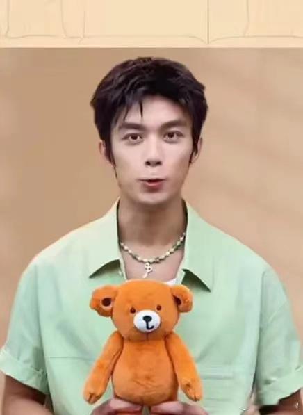 吴磊现在怎么长得真跟个猩猩一样，人糊了，颜值都变低了 ​​​