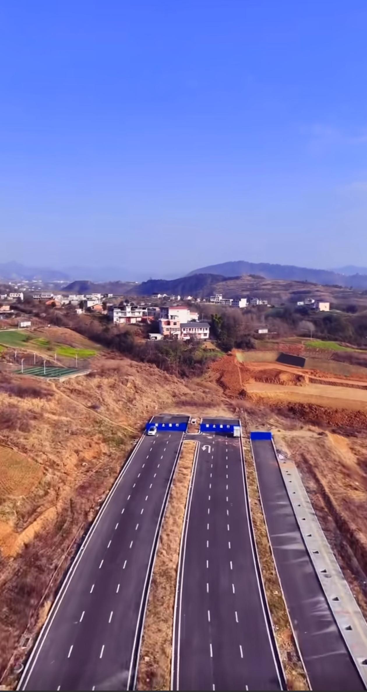 安康城东新区的发展空间挺大，道路优先，得加快进度了，目前贯通的新路就张石大道，秦