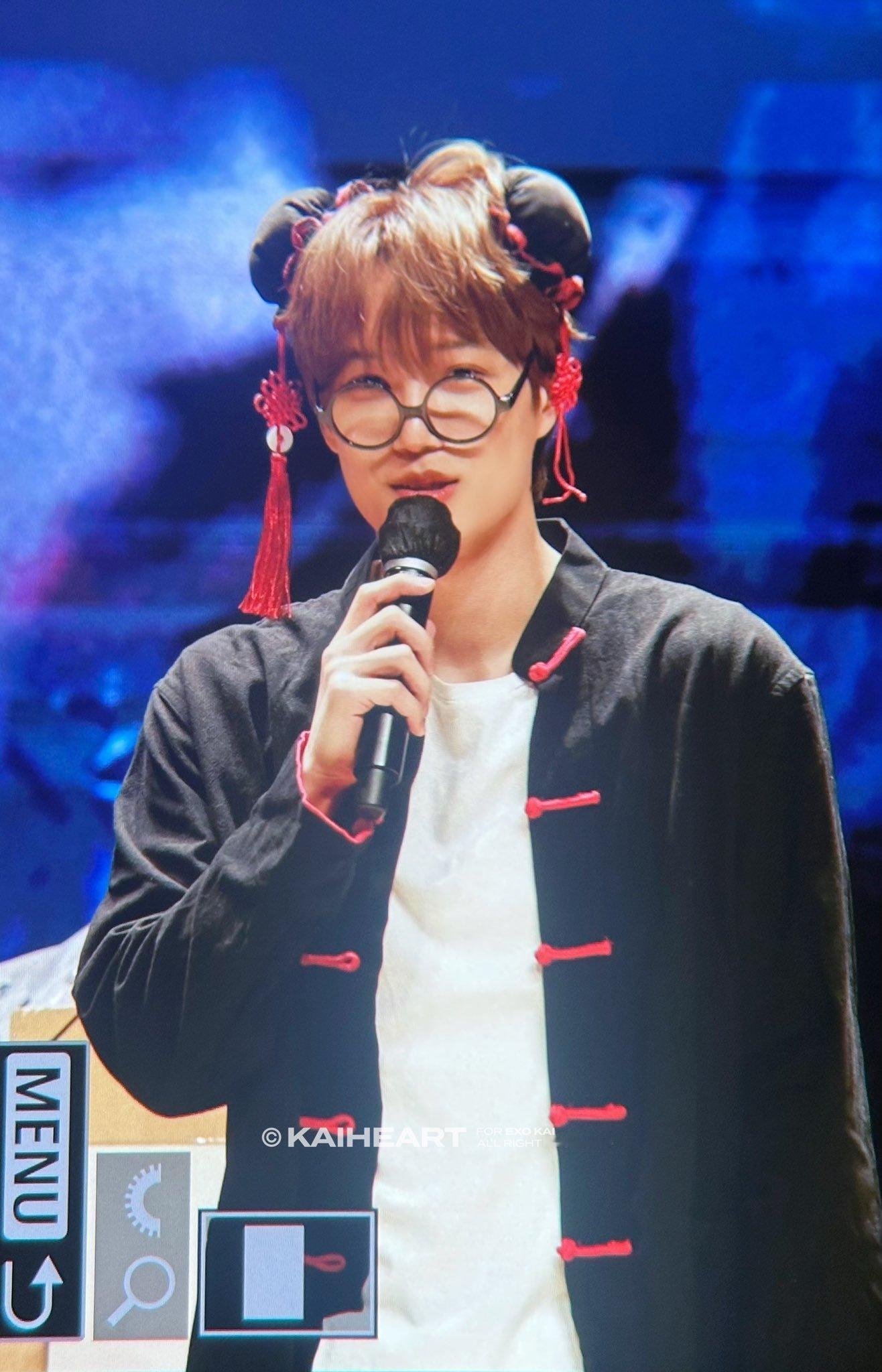 金钟仁穿秀禾Kai in EXO签售会穿上中粉准备的衣服，很帅很开心。 