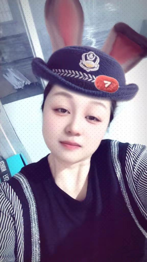 吃2个包子上班，发现自己丑了，拍个美颜照，自信就回来了。这帽子不错。