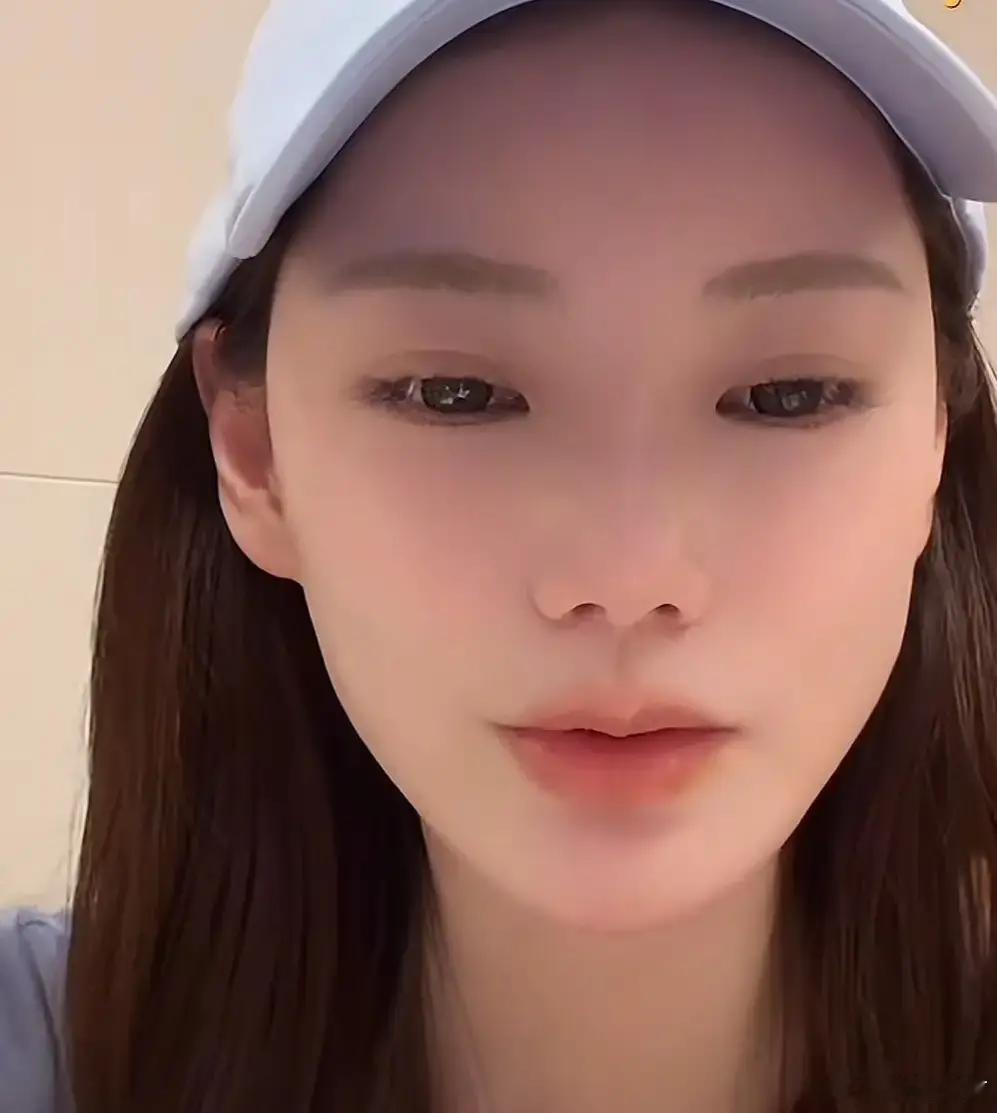 小杨阿姨在汪家干了十年，年薪30万，结果老板娘在直播里嫌她一条围裙有味儿。她没忍
